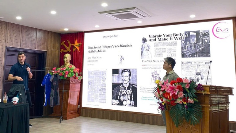 Майстер Майк Бергер, генеральний директор EVO Vietnam, та пан Данг Тхань Хай - керівник відділу комунікацій, член виконавчого комітету В'єтнамської федерації важкої атлетики та бодібілдингу, викладали тему «Тренування з використанням методу електроімпульсів (EMS) у бодібілдингу та фітнесі». gen-h-z7206396984517-a34543b524e24ed113489112ae3f2849-9345.jpg