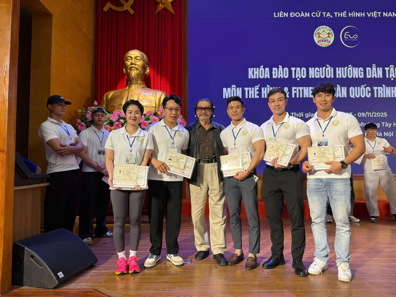 Постійний віце-президент В'єтнамської федерації важкої атлетики та бодібілдингу Нгуєн Хонг Мінь сфотографувався на згадку зі студентами. gen-o-z7206387957829-afbac51d08559506fa527e74a88578df.jpg