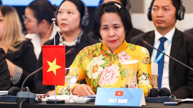 Bà Lê Thị Hoàng Yến - Phó Cục trưởng Cục Thể dục thể thao Việt Nam báo cáo kết quả của Hội nghị Quan chức cấp cao ASEAN về thể thao lần thứ 16 (SOMS 16). gen-h-z7122603696246-9f76cccdc88bcfea3379e740d729a6da-7971.jpg
