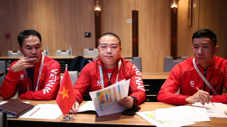 Tränarstaben för det vietnamesiska bordtennislandet som deltar i de 33:e SEA-spelen. Ban huấn luyện đội tuyển bóng bàn Việt Nam tham dự SEA Games 33.