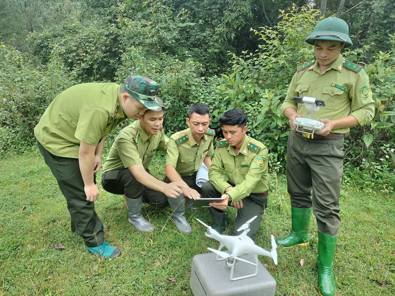 Cán bộ Hạt Kiểm lâm khu vực VIII và Ban Quản lý Khu bảo tồn thiên nhiên Mường La, tỉnh Sơn La ứng dụng các thiết bị công nghệ, phần mềm trong quản lý và bảo vệ rừng. (Ảnh: TUẤN NGHĨA) 2.jpg
