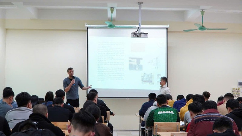 Chuyên gia người Đức, Thạc sĩ Maik Berger chia sẻ về những chấn thương thường gặp trong tập luyện thể thao và cách phòng, chống tại một buổi học. gen-h-z6896661520763-a1f579a4bac1eb4ad5c6ec08595a9cfe-5894.jpg