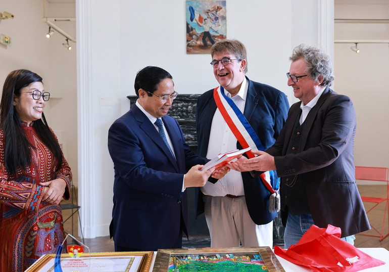 Lãnh đạo Bảo tàng Lịch sử sống Montreuil tặng Thủ tướng Phạm Minh Chính và Phu nhân cuốn sách về Chủ tịch Hồ Chí Minh. (Ảnh: Dương Giang/TTXVN) vna-potal-thu-tuong-dang-hoa-tuong-niem-chu-tich-ho-chi-minh-tai-thanh-pho-montreuil-phap-8085690.jpg