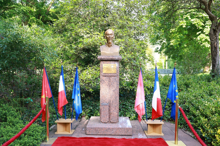 Tượng đài Chủ tịch Hồ Chí Minh trong Công viên Montreau ở thành phố Montreuil. (Ảnh: Dương Giang/TTXVN) vna-potal-thu-tuong-dang-hoa-tuong-niem-chu-tich-ho-chi-minh-tai-thanh-pho-montreuil-phap-8085706.jpg