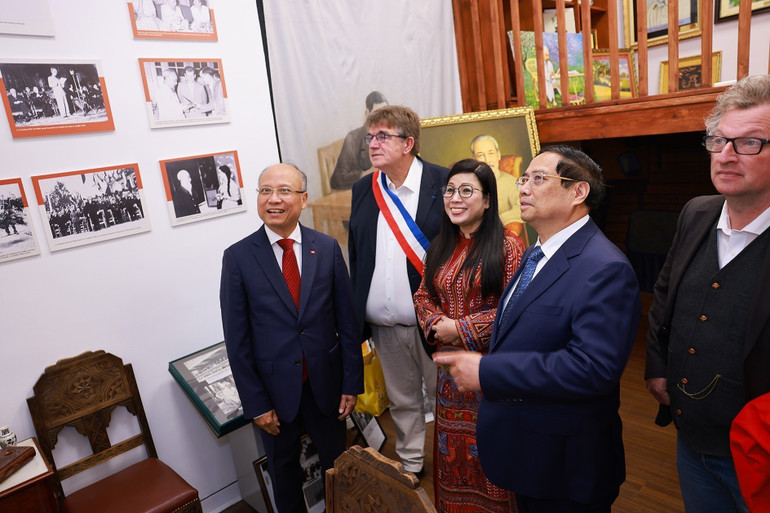 Thủ tướng Phạm Minh Chính và Phu nhân tham quan không gian trưng bày tư liệu, hiện vật về Chủ tịch Hồ Chí Minh. (Ảnh: Dương Giang/TTXVN) vna-potal-thu-tuong-dang-hoa-tuong-niem-chu-tich-ho-chi-minh-tai-thanh-pho-montreuil-phap-8085684.jpg