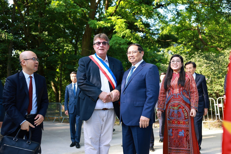 Lãnh đạo thành phố Montreuil đón Thủ tướng Chính phủ và Phu nhân. (Ảnh: Dương Giang/TTXVN) vna-potal-thu-tuong-dang-hoa-tuong-niem-chu-tich-ho-chi-minh-tai-thanh-pho-montreuil-phap-8085677.jpg