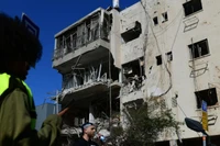 Lực lượng an ninh Israel và các nhân viên cứu hộ làm việc tại hiện trường vụ tấn công tên lửa từ Iran vào Tel Aviv, Israel, ngày 24/3/2026. (Ảnh: Xinhua)