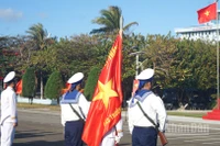 Lễ chào cờ trên đảo Trường Sa. (Ảnh: TRUNG HƯNG)