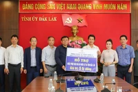 Đoàn công tác trao bảng tượng trưng kinh phí hỗ trợ cho đại diện tỉnh Đắk Lắk.