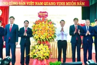 Bí thư Tỉnh ủy Phú Thọ Đặng Xuân Phong tặng hoa chúc mừng Hội đồng nhân dân phường Việt Trì. 
