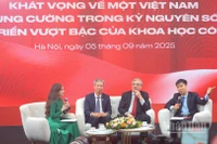 Các diễn giả chia sẻ tại tọa đàm. (Ảnh: TRUNG HƯNG)