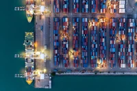 UNCTAD dự báo kinh tế toàn cầu sẽ "dậm chân" ở mức tăng trưởng chỉ 2,6% trong năm 2026. (Ảnh chụp từ video của UNCTAD)