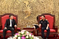 Phó Cục trưởng Cục Hải quan Việt Nam Trần Đức Hùng (phải) tiếp xã giao ông Lâm Kiến Điền, Cục trưởng Cục Quản lý doanh nghiệp và Kiểm tra sau thông quan, trưởng đoàn đại biểu hải quan Trung Quốc. (Ảnh: Hải quan Việt Nam)