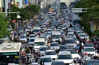 Xe cộ lưu thông trên trục đường Trường Chinh-Ngã Tư Sở (Hà Nội). (Ảnh minh họa: THÀNH ĐẠT)