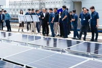 Các đại biểu tham quan hệ thống điện mặt trời áp mái tại SEV.