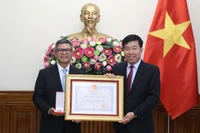 Thứ trưởng Ngoại giao Nguyễn Mạnh Cường trao Huân chương Hữu nghị cho Đại sứ Indonesia tại Việt Nam. (Ảnh: Báo Thế giới và Việt Nam)