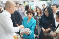 Doanh nghiệp Việt Nam giới thiệu các sản phẩm có tiềm năng xuất khẩu qua thương mại điện tử xuyên biên giới với đại biểu, khách mời. (Ảnh: TRUNG HƯNG)