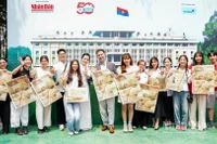 Người nước ngoài tìm hiểu về lịch sử Việt Nam. (Ảnh: KHẮC ANH)