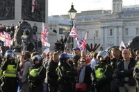 Cảnh sát kiểm soát khu vực chung quanh đám đông biểu tình tại London, Anh, ngày 13/9/2025. (Ảnh: Xinhua)