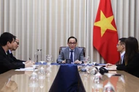 Quyền Bộ trưởng Ngoại giao Lê Hoài Trung điện đàm với Bộ trưởng Ngoại giao Anh Yvette Cooper. (Ảnh: Báo Thế giới và Việt Nam)