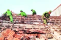 Cán bộ, chiến sĩ Bộ đội Biên phòng tỉnh giúp dân tháo dỡ nhà cũ, dột nát.