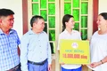 Cô Thái Thị Lan trao học bổng tặng em Tạ Trần Thị Nhi trước sự chứng kiến của lãnh đạo Phòng Giáo dục và Đào tạo huyện Gio Linh và Hiệu trưởng nhà trường.