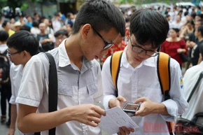 Thí sinh dự thi vào lớp 10 Trường THPT chuyên Khoa học Tự nhiên, buổi thi sáng 12-7 (Ảnh: THUỲ DƯƠNG)