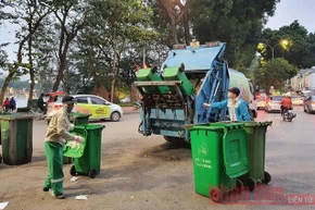 Công nhân Công ty Môi trường đô thị Hà Nội khẩn trương thu dọn rác thải tồn đọng trong nội thành Hà Nội những ngày qua.