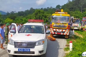 Hiện trường vụ tai nạn xe khách nghiêm trọng tại đèo Ngọc Vin