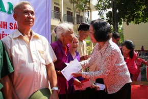 Đồng chí Trương Thị Mai trao tặng quà cho các gia đình thương binh, liệt sĩ.