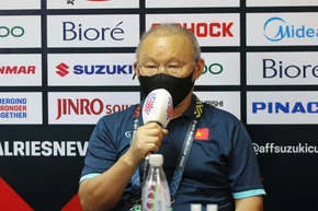 HLV Park Hang-seo trả lời họp báo sau trận đấu gặp Campuchia tối 19/12. (Ảnh: VFF)