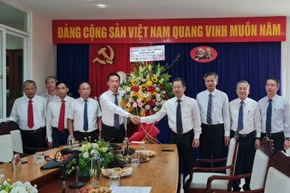 Đồng chí Nguyễn Văn Quảng tặng hoa chúc mừng cán bộ phóng viên Cơ quan Thường trực Báo Nhân Dân tại Đà Nẵng.