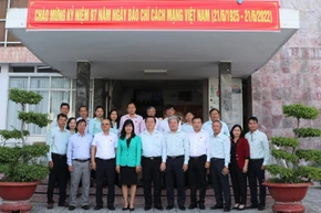 Đồng chí Nguyễn Trọng Nghĩa chụp ảnh lưu niệm với các nhà báo Tây Ninh.