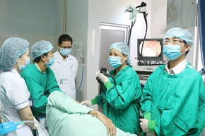 Bệnh viện đa khoa Trung ương Cần Thơ trực tiếp hướng dẫn, chuyển giao kỹ thuật nội soi tiêu hóa cho Bệnh viện đa khoa tỉnh Hậu Giang.