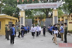 Thí sinh điểm thi Trường THPT Đa Phúc, Sóc Sơn, Hà Nội kết thúc buổi thi sáng 7/7.