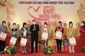 Bí thư Tỉnh ủy Thái Bình Ngô Đông Hải trao quà Tết cho công nhân lao động Công ty Trách nhiệm hữu hạn TAV.