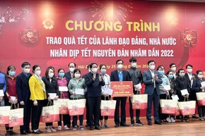 Phó Thủ tướng Lê Văn Thành trao quà Tết tặng công nhân lao động.