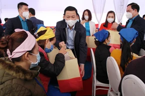 Chủ tịch Tỉnh Thanh Hóa trao quà Tết cho người lao động.