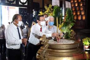 Các đại biểu dâng hương tại Đền tưởng niệm.