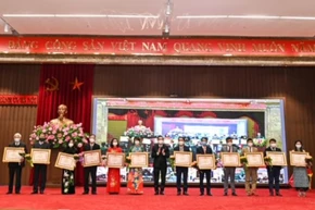 Chủ tịch UBND thành phố Chu Ngọc Anh trao bằng khen của Thủ tướng Chính phủ cho các tập thể, cá nhân có thành tích xuất sắc. (Ảnh: Duy Linh)