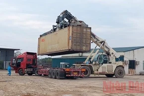 Ngày 5/2, lô hàng linh kiện điện tử trị giá gần 2,4 triệu USD đã được thông quan tại Cửa khẩu Bắc Luân 2, thành phố Móng Cái.