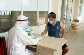 Hướng dẫn người bệnh Covid-19 dùng thuốc hằng ngày tại Bệnh viện dã chiến tỉnh Vĩnh Phúc. (Ảnh HÀ HỒNG HÀ)