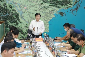 Phó Thủ tướng Trịnh Đình Dũng, Trưởng Ban Chỉ đạo Trung ương về phòng chống thiên tai chỉ đạo tại cuộc họp khẩn phòng chống bão số 5.