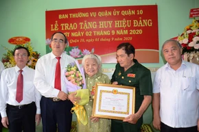 Đồng chí Nguyễn Thiện Nhân trao Huy hiệu 75 năm tuổi Đảng cho đồng chí Trần Thị Phát.