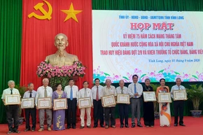 Trao Huy hiệu cho những đảng viên cao niên tuổi Đảng.