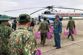 Trực thăng chuyển lương thực đến Thủy điện A Lin 2.