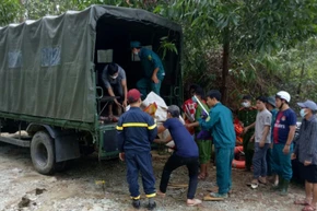 Đội cứu hộ chuyển thi thể một công nhân trong số các công nhân bị vùi lấp tại Thủy điện Rào Trăng 3. 