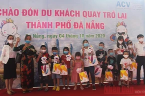 Đà Nẵng đón đoàn khách đầu tiên từ thủ đô Hà Nội sau thời gian dài tạm ngưng mọi hoạt động do dịch bệnh Covid-19.