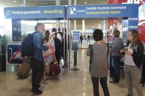 Kiểm soát xuất nhập cảnh tại sân bay Paris-Charles de Gaulle.