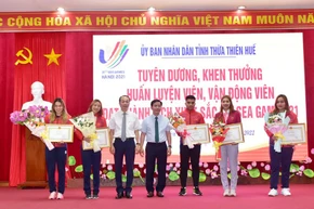 Lãnh đạo tỉnh tặng Bằng khen và hoa chúc mừng 5 VĐV của tỉnh đạt thành tích xuất sắc tại SEA Games 31.